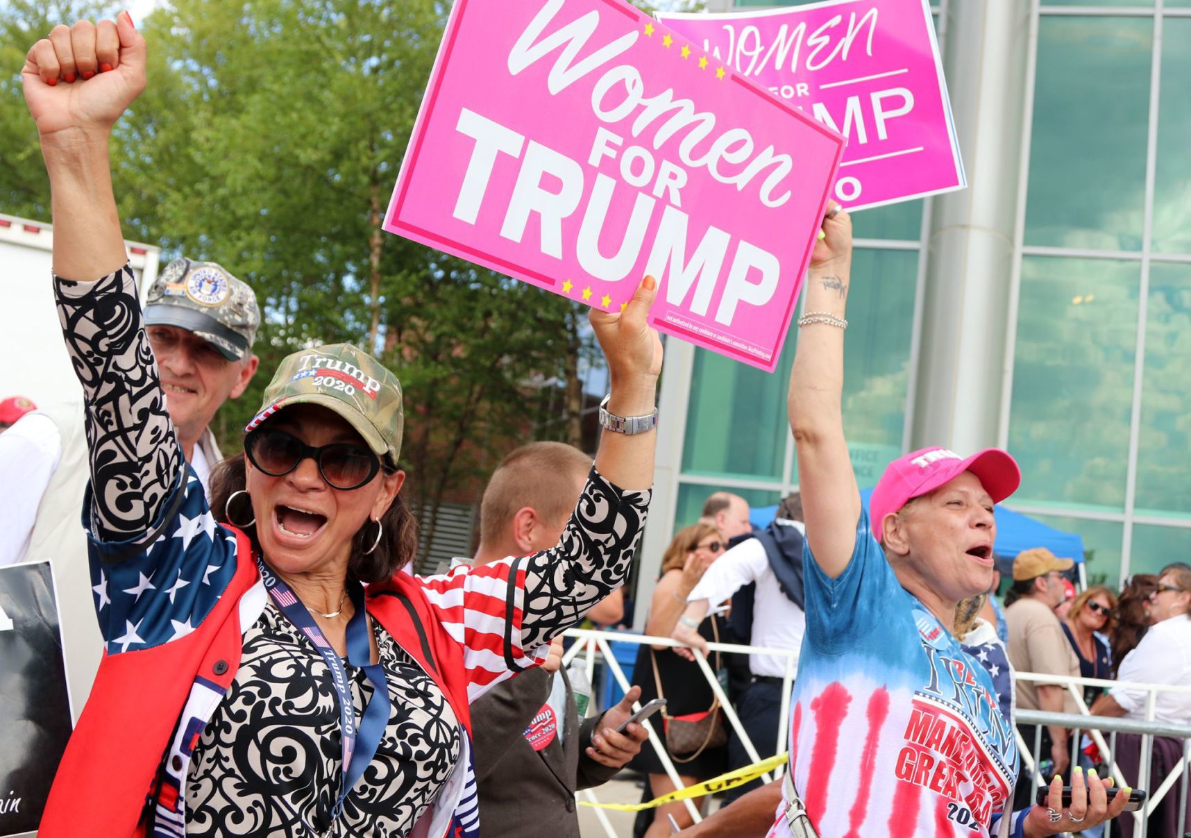 190816-news-outsidetrump-0007